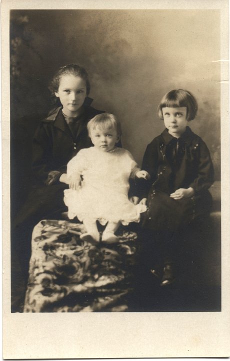 0007.jpg - Kathryn Margaret, Isabelle Mae, Ethel Bernice Schrock.  1926c