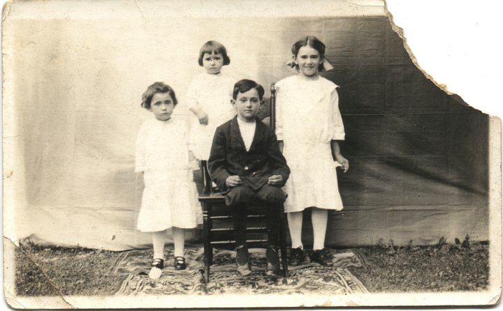 0008.jpg - rt to lft: Anna, Rachel, Urban, Ina Roth children of Nicholas & Esta Reschly Roth 1921c