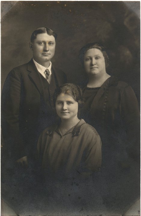 0031.jpg - John & Della Christner & Ruth [Wittrig]  1915c  Related thru the Gundens.