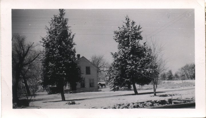 0053.jpg - unknown:  house with horse tied up behind it.  Geneva and Alta wanted copies of this picture.  1915c  South of Kalona past bridge on East side;  Harold & Geneva used to live there.