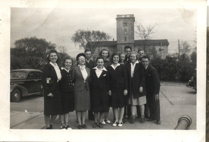 0069.jpg - Olds Senior Class Trip.  Lollabelle Reschly 3rd from left, Edna Reschly, 4th from left