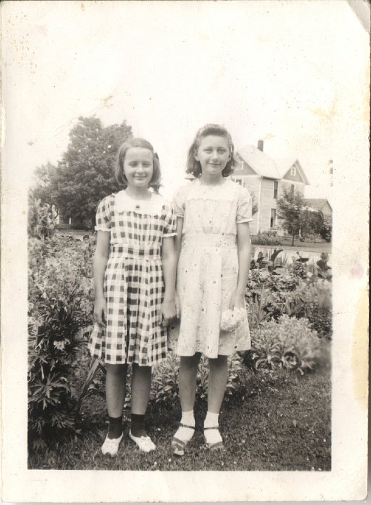 0075.jpg - Lola Von & Treva Bontrager.  1940c