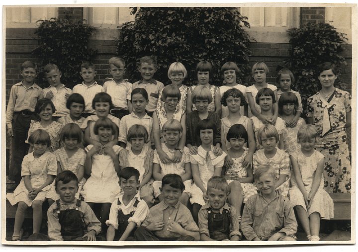 0175A.jpg - Edna & Irene Reschly class picture [34 in all].  All the names are on back of picture.  1930c  Miss Fitch's class.