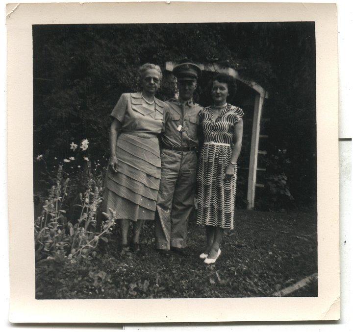 0196.jpg - Ruth Schrock, Bob & Kathryn Cross  1943