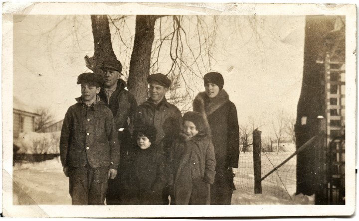 0244.jpg - Ralph, Floyd, Harold, Irene, Harold, Edna & Ruth Reschly at Noble, IA.  1928c