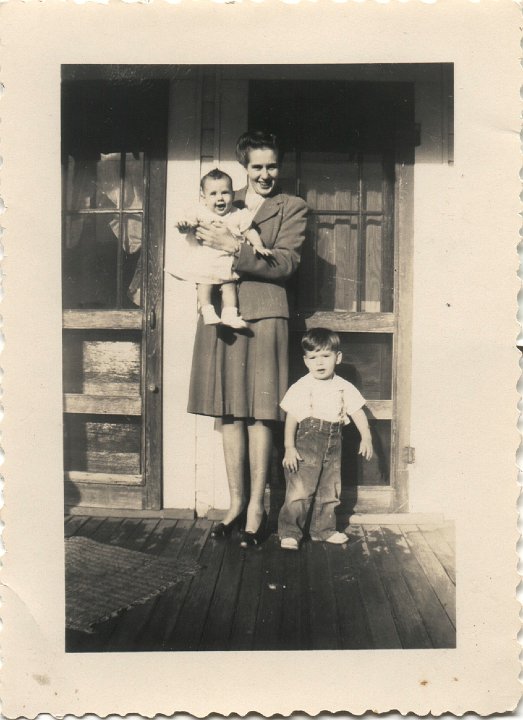 0251.jpg - unknown:  woman with 2 children.  1948c   see #0261 & #0283