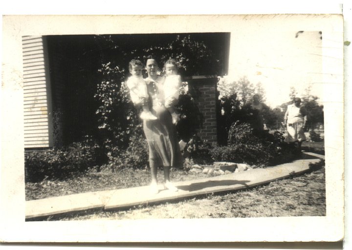 0277.jpg - Ruth Kauffman, Joanne Reschly & Alice Kauffman  1947c