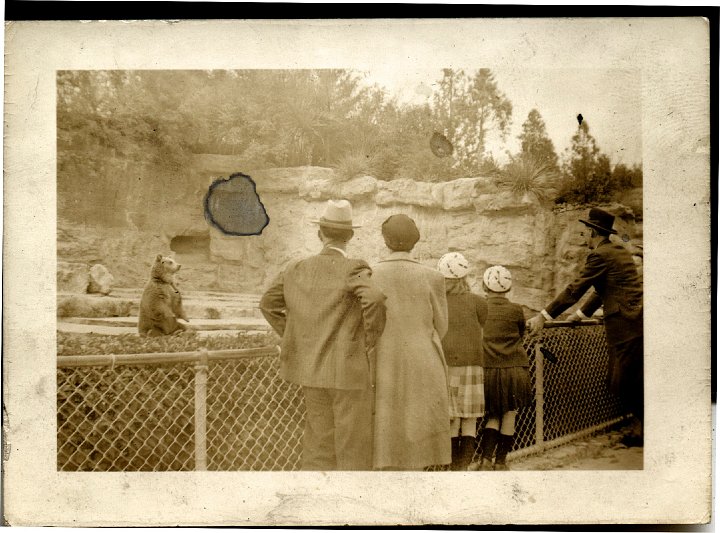 0287.jpg - Oliver & Verda Hamilton, Treva, Lola Von, & Harold Bontrager and bears at the zoo.  1938c