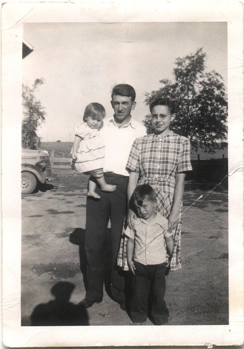 0313.jpg - Clint, Julie, Lonnie & Doris Saltzman  1946c