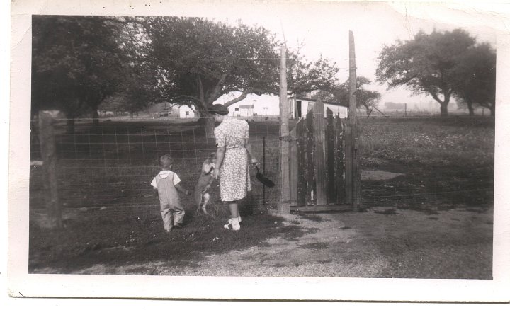 0325.jpg - Edna & Fred at Vernon Kauffman's in Michigan  1949c