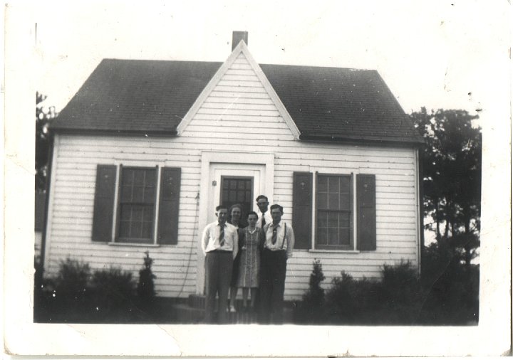 0385.jpg - Ray, Edna [front right], others? in front of Vernon Kauffman's house  1951c