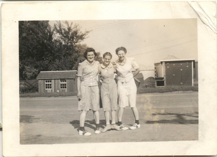 0395.jpg - Irene Pankoke, Millie O, Millie Jacoby from Chicago.  1944c