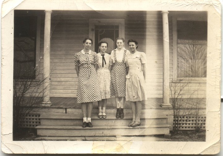 0409.jpg - Alice Eichelberger, Edna Reschly, Irene Reschly Pankoke, Aldine Eichelberger 1941c