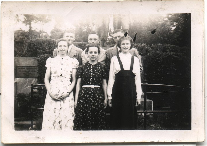 0468.jpg - 'Just us Six'  Hannibal, MO  1939  Edna Reschly, center front.  Bernice Graber [Wyse], Edna Reschly, Ruth Sutter [Rediger]  Back:  Raymond or Willis Graber, ???, Dennis Graber