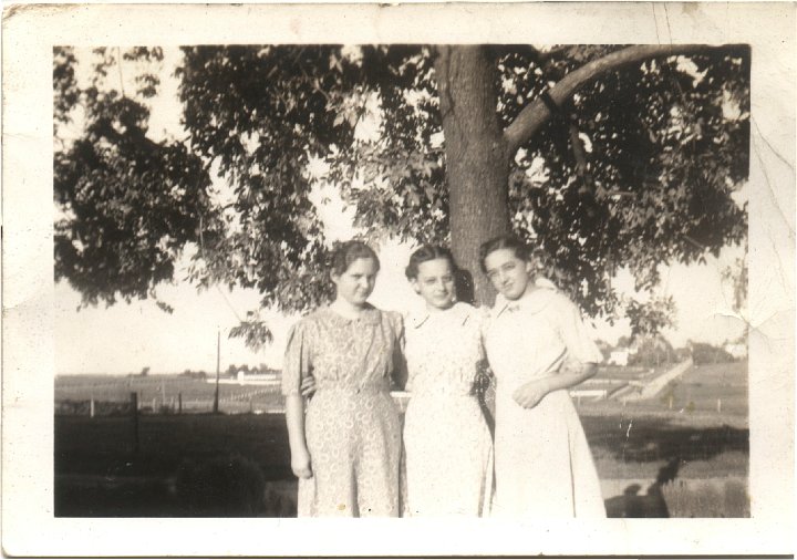 0481.jpg - Ruth Marner, Edna Reschly, Marjorie Yoder  1939c