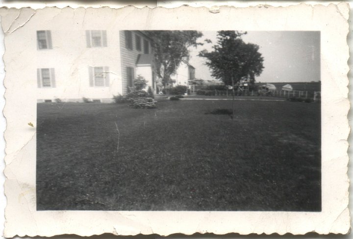 0484.jpg - Helen Beachy waiting on Bill.  1940