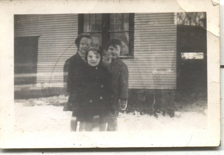 0508.jpg - Mary, Daniel, & Lester Reschly  1943c