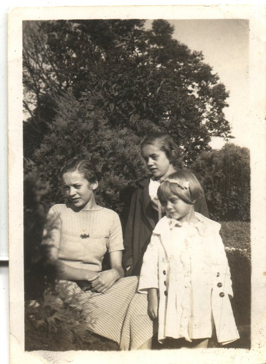 0514.jpg - 'Land, what do they see?'  Bernice, Isabelle, Geneva Ann Schrock 1942c