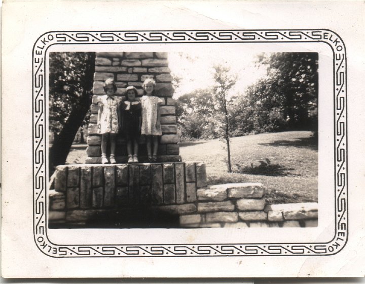 0517.jpg - unknown.  Fireplace at Saunder's Park, Mt.Pleasant,IA  1944c