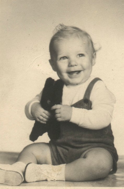 0529.jpg - Franklin & Bernice Schrock Skinner's son  1947  10.5 mo