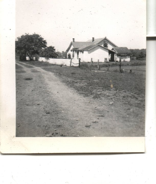 0569.jpg - Dan & Lizzie Gerig Roth's house.  1944c