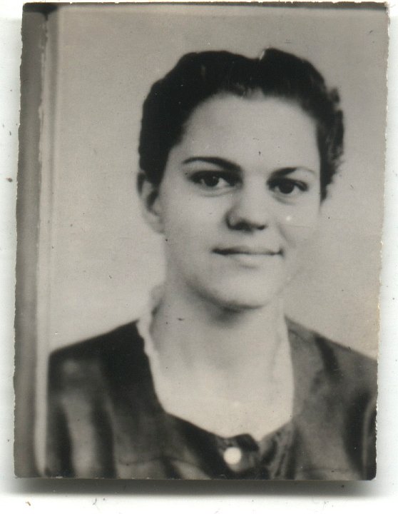 0595.jpg - Irene Reschly  1941c