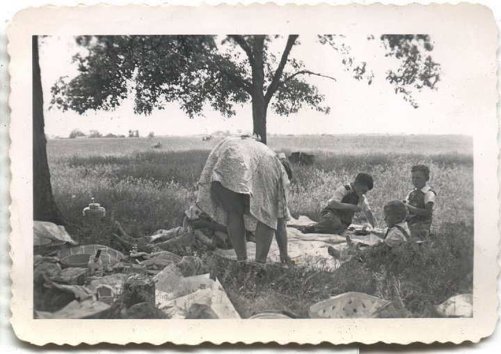 0622.jpg - picnic  unknown  1944c