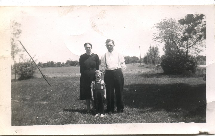 0633.jpg - Vernon, Ruth, and Robert Kauffman  1943c