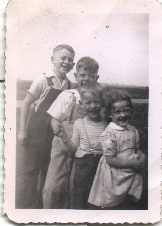 0640.jpg - Gary, Edward, Richard, Louise Reschly  1945c