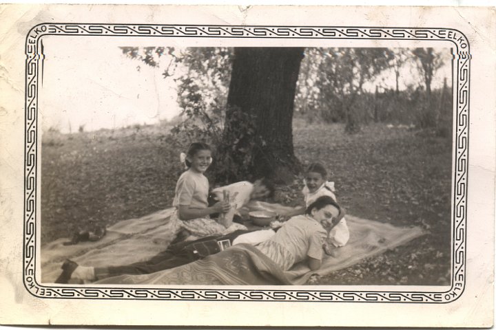 0646.jpg - Susie [sitting up], Alice, Kathy Reschly, Irene [lying down in overalls] & Edna Reschly at Joe Reschly's house in Noble, IA.