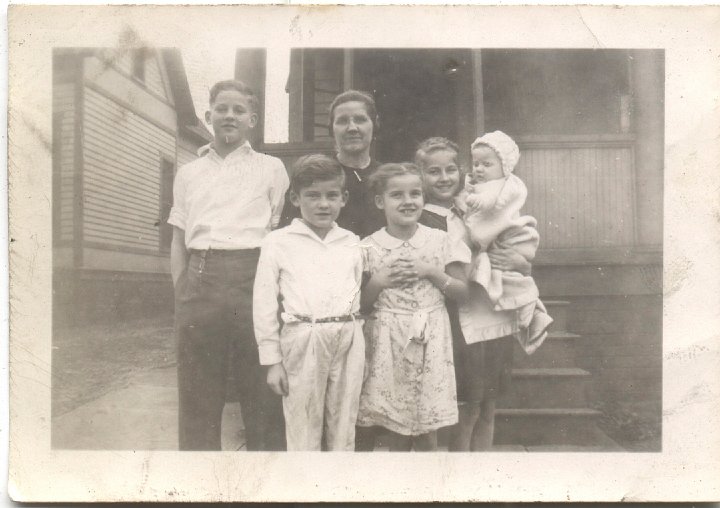 0650.jpg - unknown family  1945c