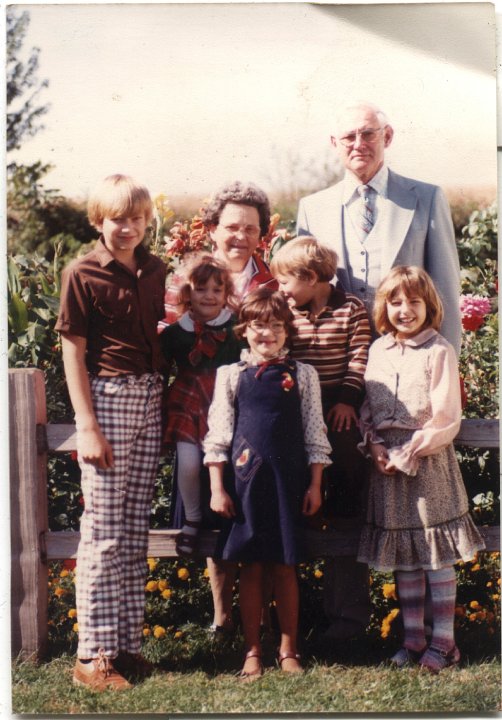 0713.jpg - Ray & Edna with grandchildren.  1978c  Kevin, Jennifer, Julie [front], Jeff, Tina; Back:  Edna & Ray Roth