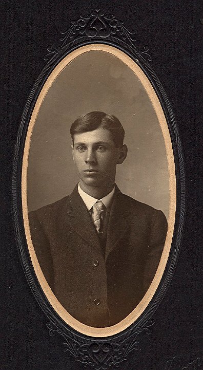 0822B.jpg - Floyd Maplethorp, Wellman, IA  1910c