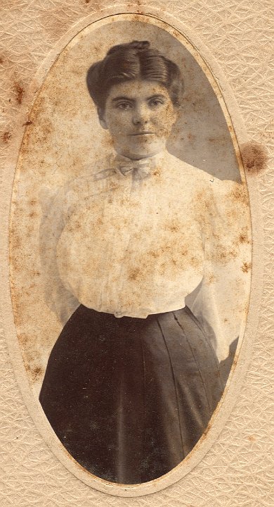 0847B.jpg - unknown woman, Pontiac, Ill  1906c