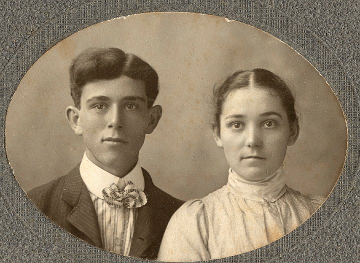 0855B.jpg - unknown couple, Iowa City, IA  1922c