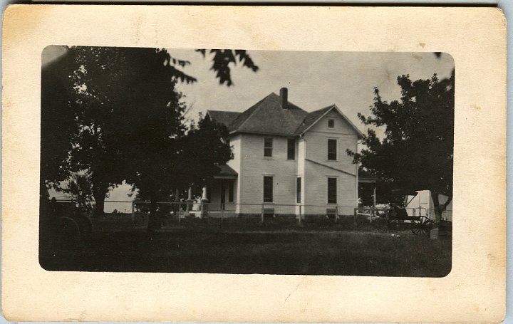 0885A.jpg - 'This I guess you know.  It is so dark that we had several and some better, but ??? I cant find but one.'  1913c  Unknown house.