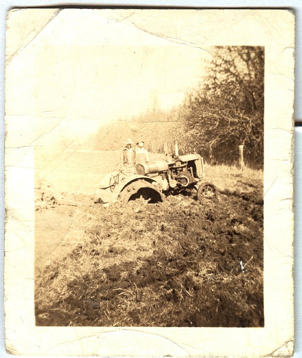 0910.jpg - 'We fell in a ground hog hole at Wilmars'.  Dan & Wilmar Roth in Oregon.  1943c