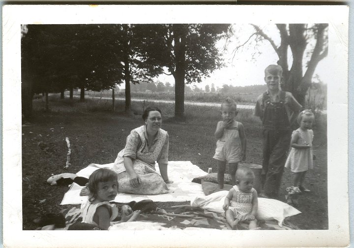 0920.jpg - Joanne Reschly, Ruth Kauffman, Fred and Larry Roth, Robert and Alice Kauffman.  1949c