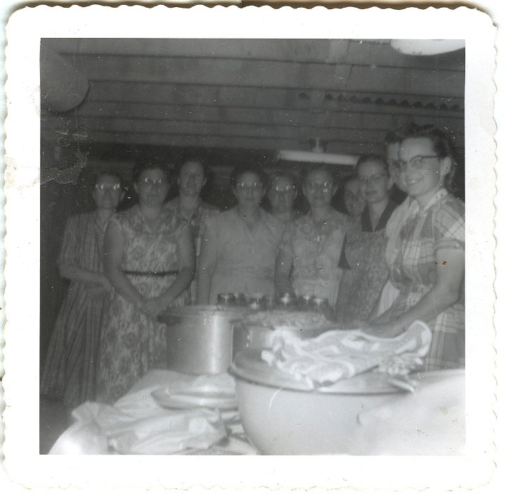 0936.jpg - Mrs. Noah Uternahrer, Evelyn Roth, Edna Roth, Gladys Widmer, Alberta Miller, and others canning.  1953c