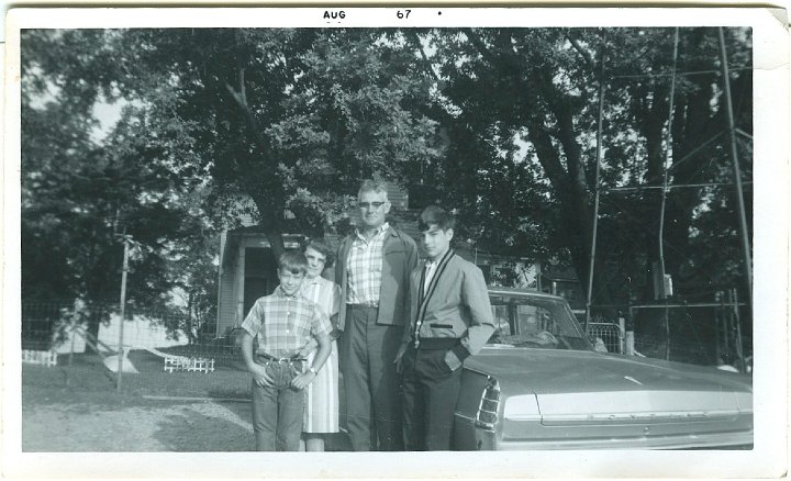 0980.jpg - Lamar, Edna, Ray, Reynolds Roth on trip to Canada.  1967