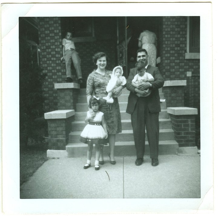 1061.jpg - Wayne King Family, Chicago, IL.  1962c