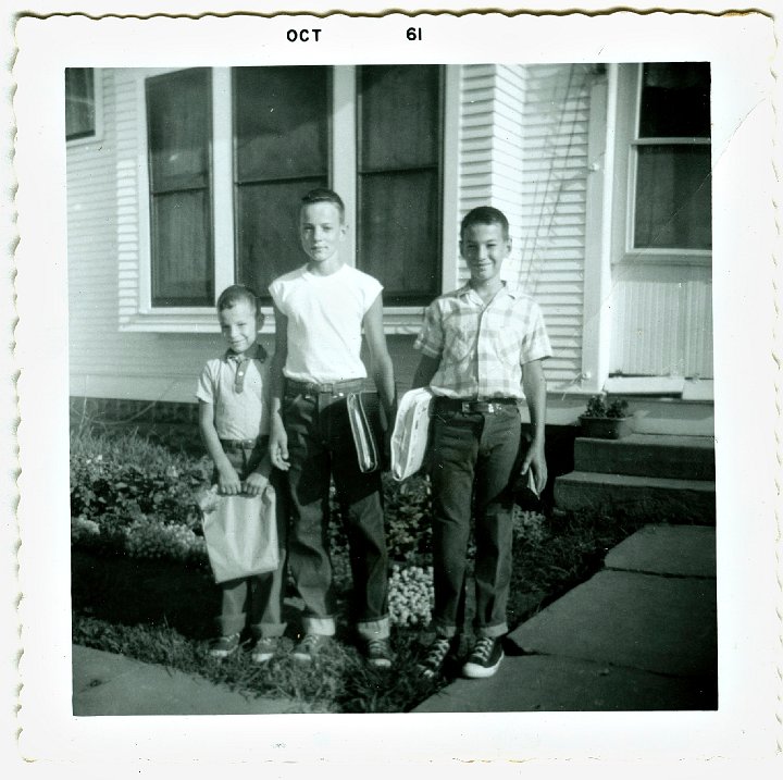 1076.jpg - Reynolds, Larry, Lynn Roth off to school.  1961