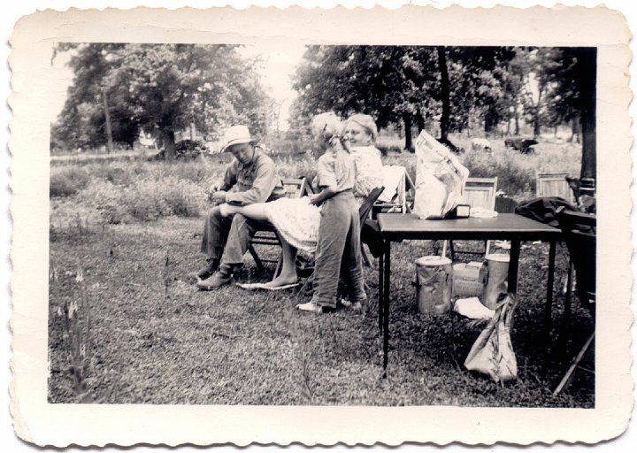 1503.jpg - Picnic.  unknown  1948c