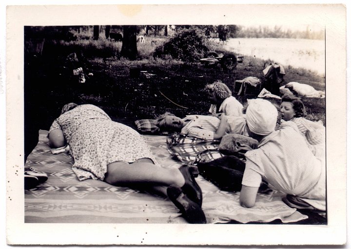 1530.jpg - Unknown group of women resting in the shade.  1950c