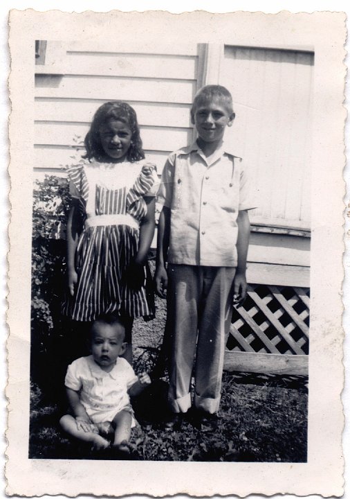 1642.jpg - 3 unknown children, 1944c  Brown Album