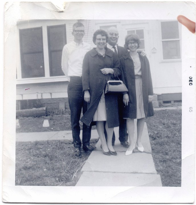 1677.jpg - Car & Arlene Mumme & Family.  1965