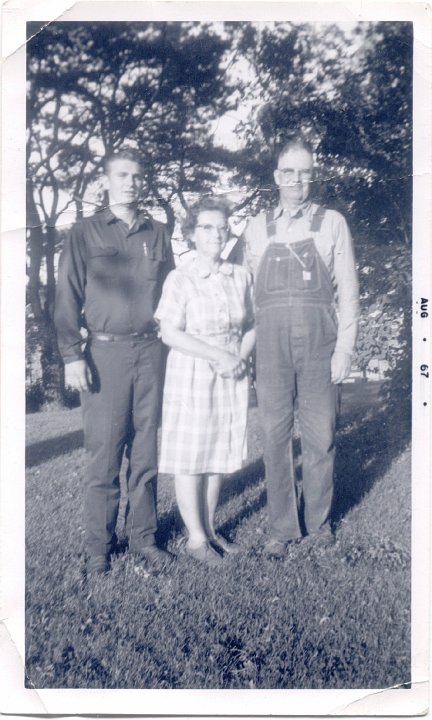 1680.jpg - Delbert & Bernice Hodges from Appleriver, WI  1967.  Stayed at Ray & Edna Roth's house during Old Thresher's Reunion.