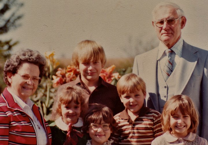 1884.jpg - Edna & Ray Roth with grandchildren.  Edna, Jennifer, Kevin, Julie, Jeff, Ray, Tina.  1975