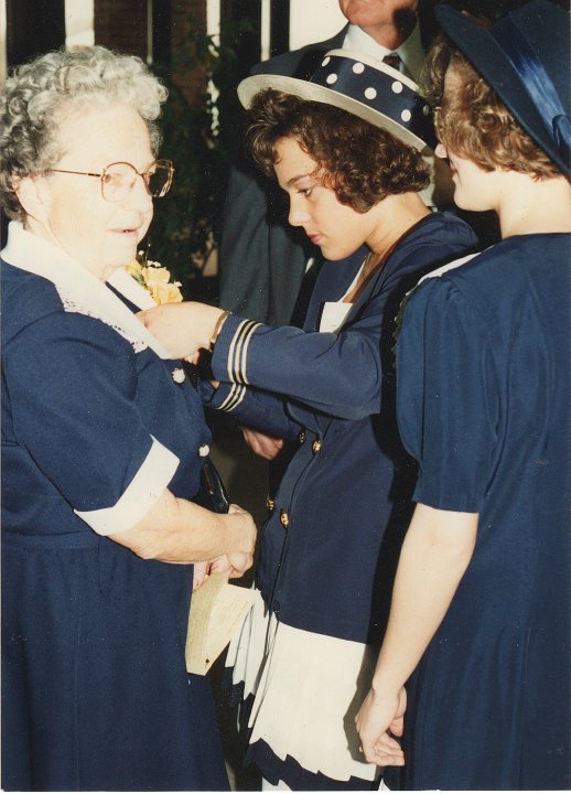 1936.jpg - Edna, Julie, Jennifer Roth.