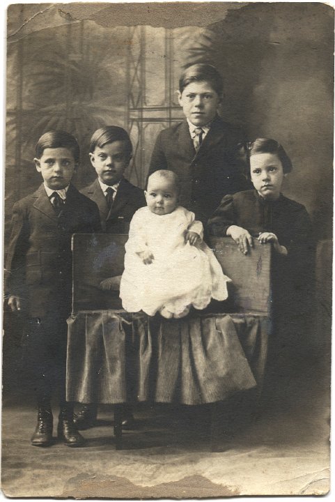 0018.jpg - Ralph, Harold, Floyd, Ruth, Edna Reschly [in front]  1923c